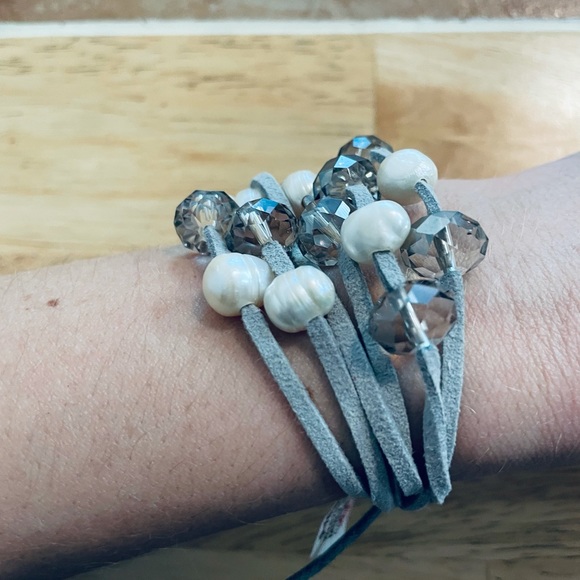 5/ $30 Francesca’s Collections faux pearl bracelet. - Picture 2 of 4